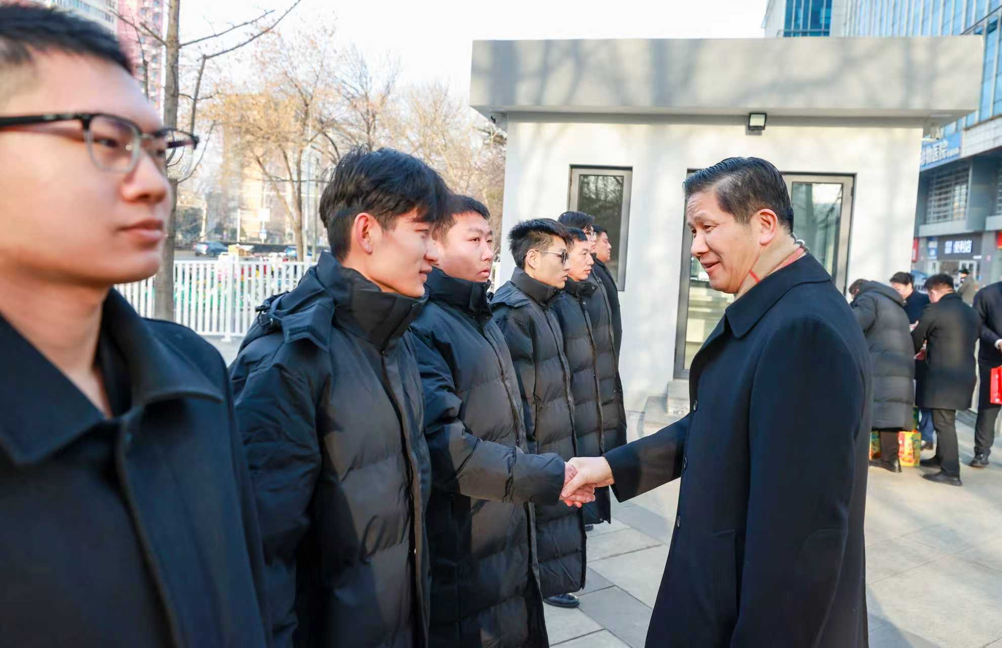 1-陈建光慰问j9九游会大厦门岗人员