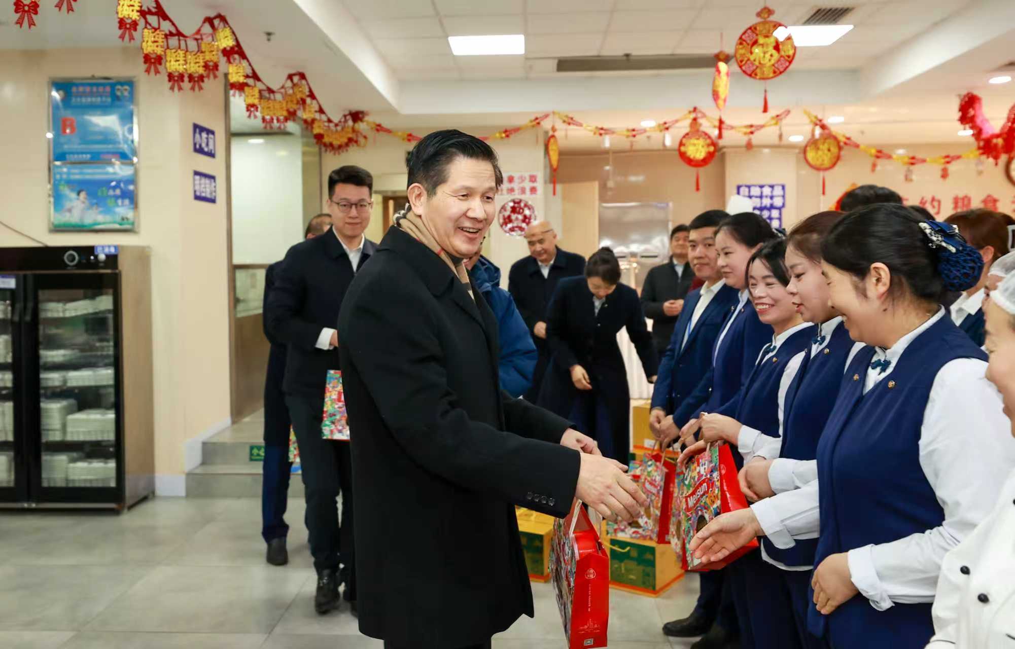 2-陈建光慰问j9九游会大厦后勤人员