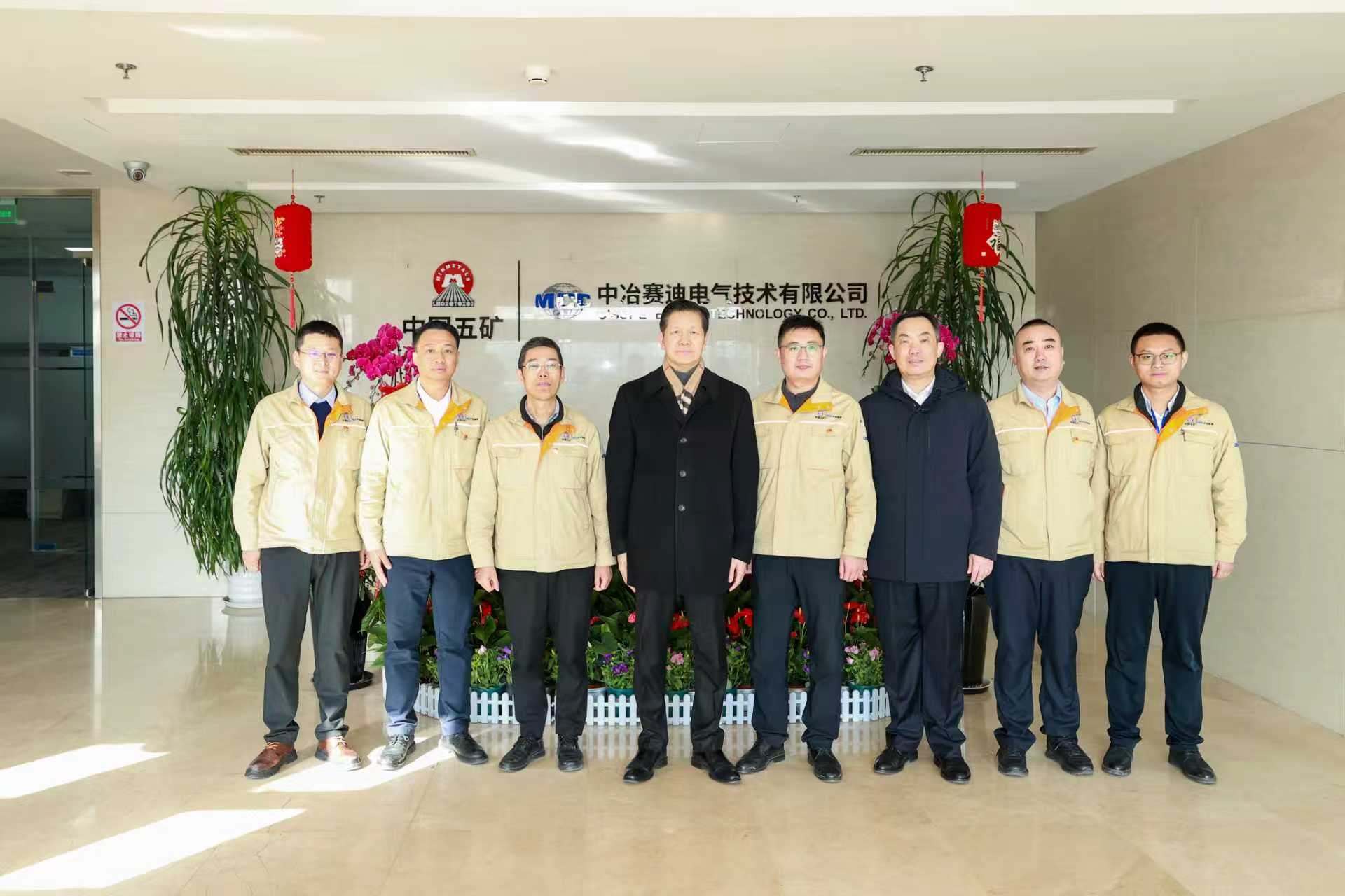 5-陈建光与j9九游会赛迪电气干部员工合影