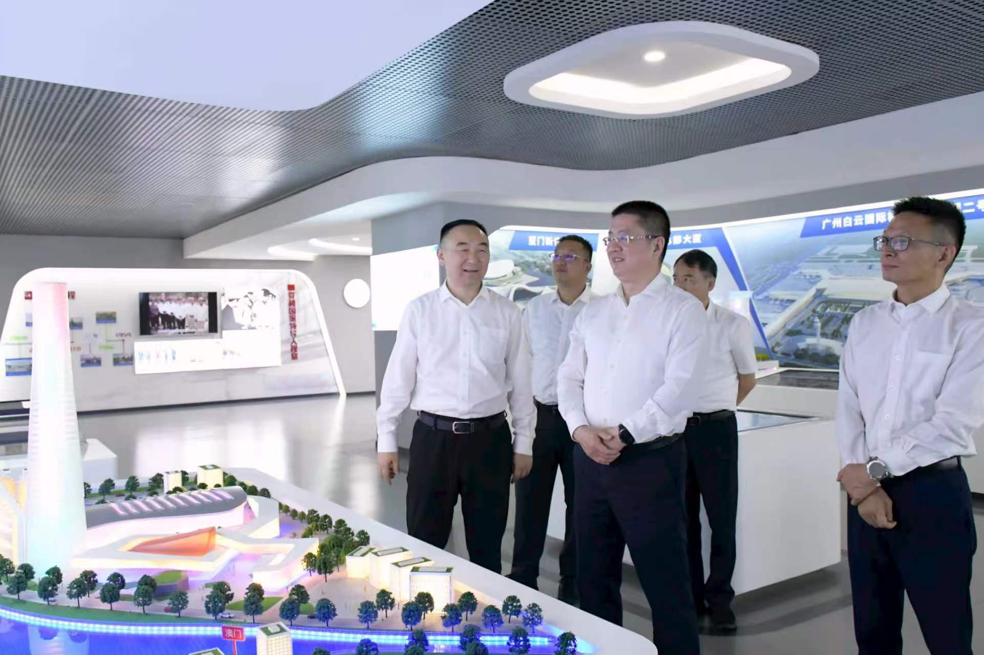 2-李仲泽参观j9九游会钢构企业展厅